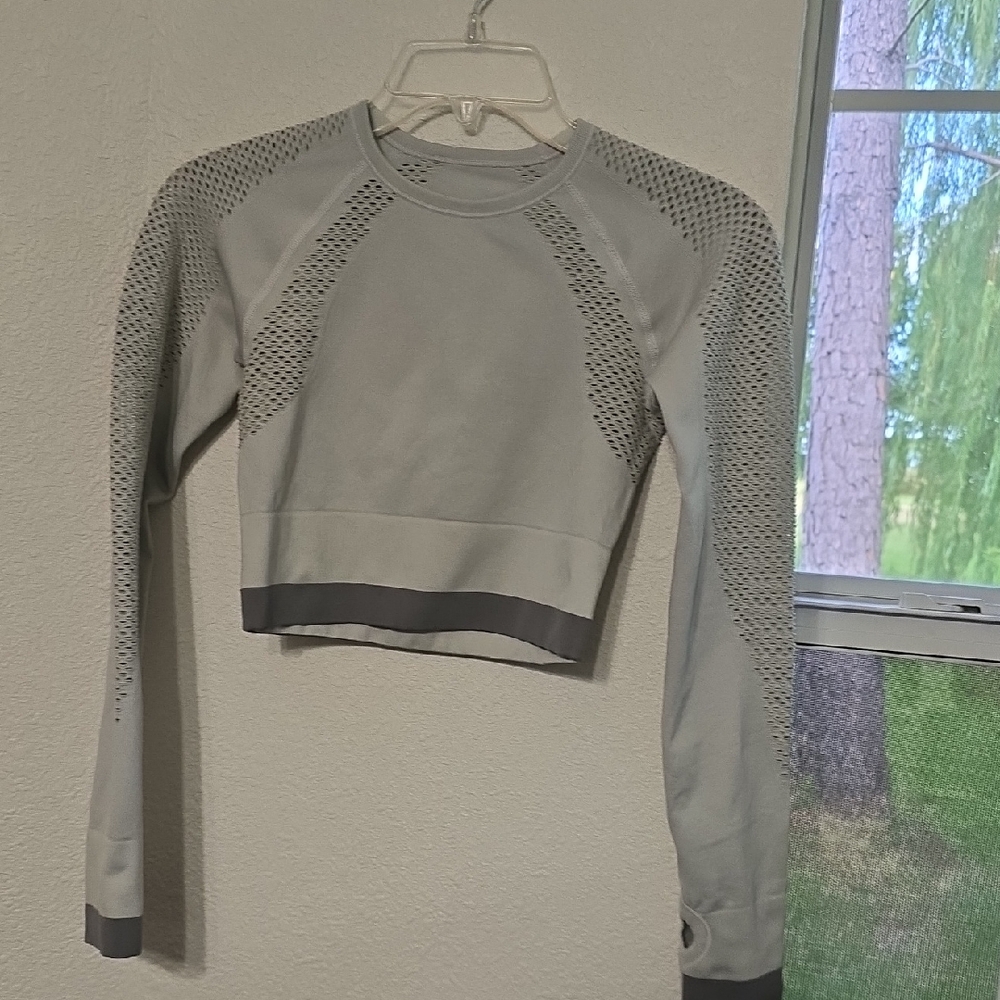 Gray Cropped Fitted Yoga Shirt With Thumb Holes!  0066 Sz XS